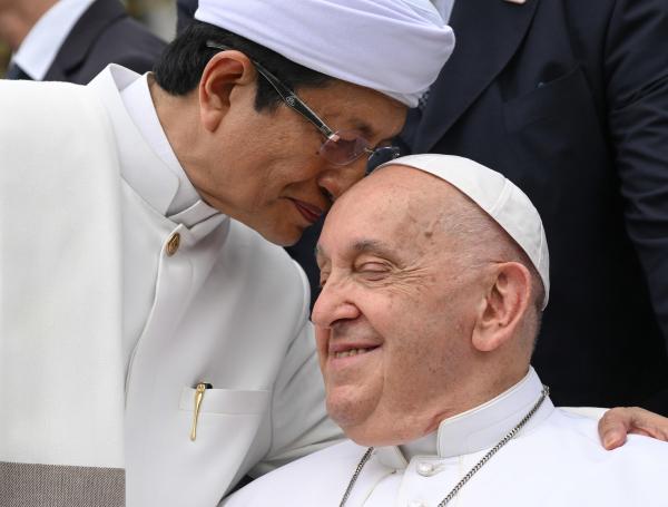 El Papa Francisco posa con el Gran Imán de la Mezquita Istiqlal, Nasaruddin Umar, para una foto de familia al final del encuentro interreligioso en la Mezquita Istiqlal en Yakarta, Indonesia, este jueves. El Papa Francisco se encuentra en una visita apostólica al país de mayoría musulmana de Indonesia del 3 al 6 de septiembre, como parte de su viaje de 12 días a la región de Asia y el Pacífico, que incluye paradas en Papúa Nueva Guinea, Timor Oriental y Singapur.EFE/ Alessandro Di Meo