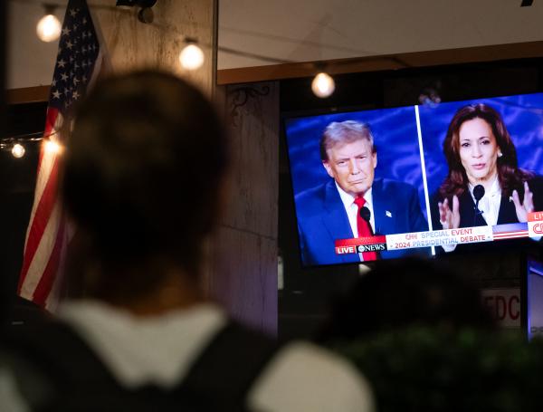 Estadounidenses ven el debate entre Kamala Harris y Donald Trump.