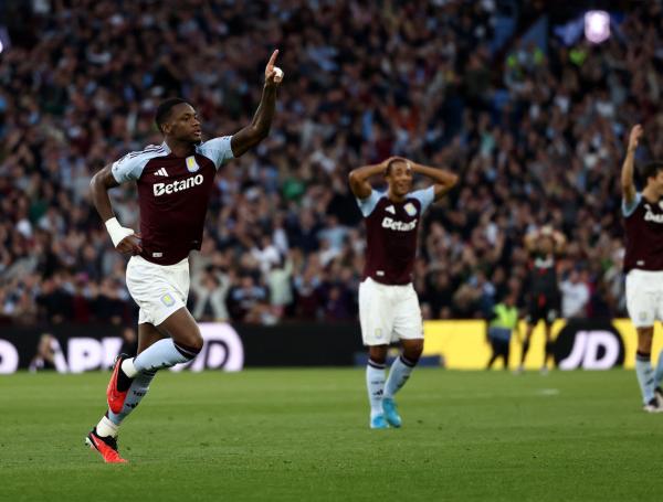 Jader Durán celebra con Aston Villa.