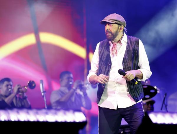El cantante Juan Luis Guerra en el parque Simón Bolívar de Bogotá