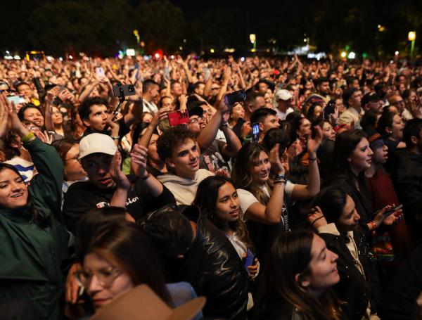 El cantante Juan Luis Guerra en el parque Simón Bolívar de Bogotá