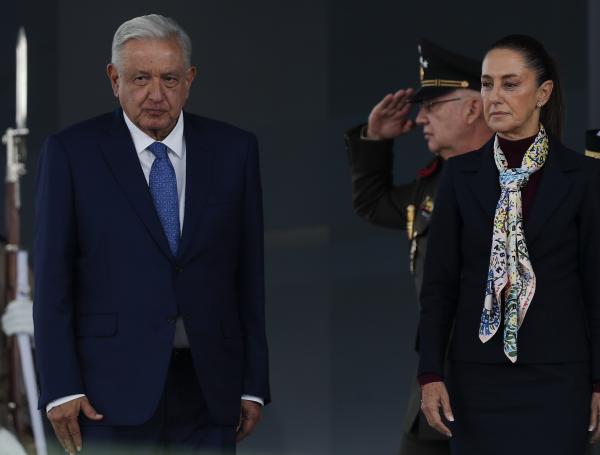 - La presidenta electa de México, Claudia Sheinbaum, y el presidente de México, Andrés Manuel López Obrador, participan en un acto protocolario este martes, en la Ciudad de México (México). La polémica reforma para elegir por voto popular al Poder Judicial que planteó López Obrador (2018-2024), avanzó un paso clave este miércoles tras aprobarse en el Senado de la República, una vez superó el trámite en la Cámara de Diputados la pasada semana. EFE/ Isaac Esquivel