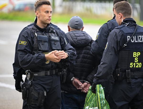 Agentes de policía alemanes detienen a un hombre en la frontera entre Alemania y Francia en Kehl.