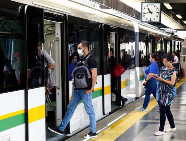 La pelea se originó porque uno de los sujetos no dejó pasar al otro en una fila. Los hechos ocurrieron en la estación Niquía.