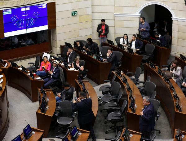 La oposición citó al debate a Murillo y buena parte de esta abandonó la sesión