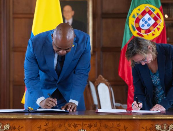 El canciller Luis Gilberto Murillo y la embajadora de Portugal.