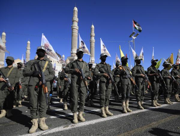 Sana'a (Yemen), 04/10/2024.- Armed Houthi fighters take part in a rally in solidarity with the Lebanese and Palestinian people in Sana'a, Yemen, 04 October 2024. US airstrikes on 04 October targeted 19 Houthis-held positions in four Yemeni cities, including the capital Sana'a, amid the escalation of the Houthi shipping attacks in the seas around Yemen and on targets in Israel, according to the Houthis-run Al-Masirah TV. No casualties were reported yet. (Líbano) EFE/EPA/YAHYA ARHAB