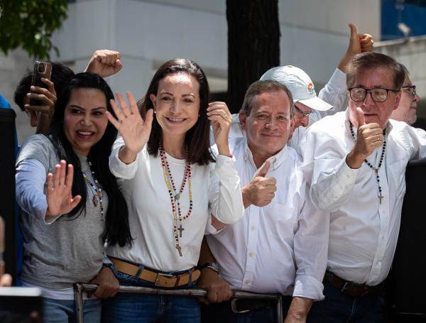 Fotografía del 28 de agosto de 2024 donde se observa al exdiputado venezolano Juan Pablo Guanipa (2-d) junto a la líder opositora venezolana, María Corina Machado (2-i), durante una manifestación de la oposición, en Caracas (Venezuela). Miembros de la oposición mayoritaria de Venezuela pasaron de estar permanentemente en la calle a ejercer la política desde el resguardo y la virtualidad, ante la "persecución" que denuncian en su contra, sobre todo tras las presidenciales del 28 de julio, en las que Nicolás Maduro fue proclamado ganador, lo que el antichavismo considera fraudulento. EFE/ Ronald Peña R.