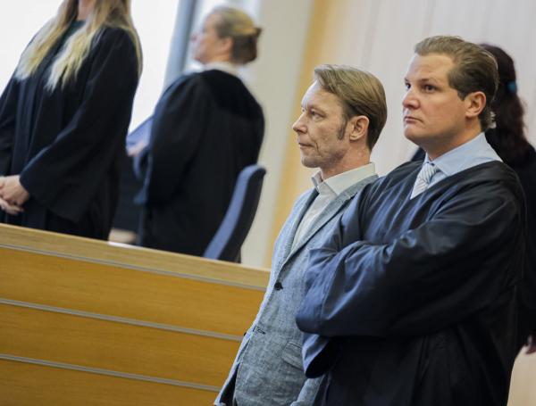 Christian B (izquierda), principal sospechoso de la desaparición en 2007 de la niña británica Madeleine McCann, junto a su abogado Friedrich Fuelscher.