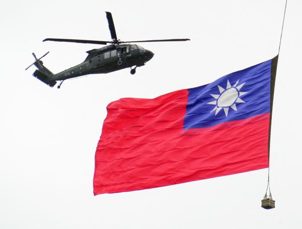 Helicóptero de la armada taiwanesa durante desfile del 11 de octubre.