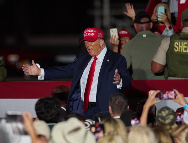 El expresidente de Estados Unidos y actual candidato presidencial republicano Donald Trump se retira tras hablar durante un mitin electoral en Coachella, California.