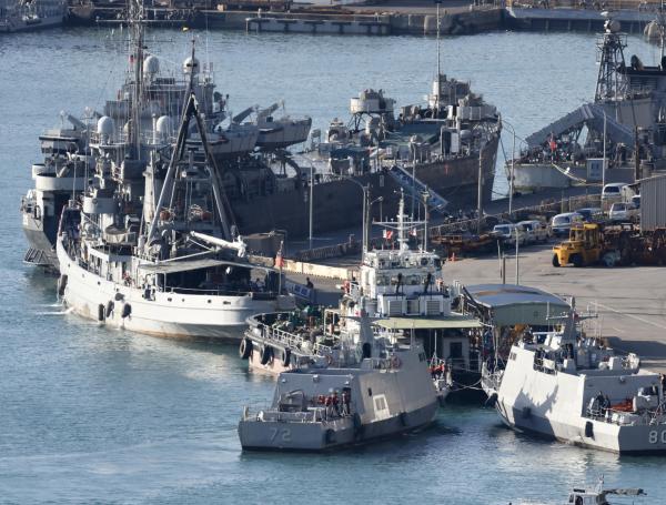 los barcos de misiles clase Kuang Hua VI de la Marina de Taiwán maniobran en el puerto militar de Keelung en la ciudad de Keelung, Taiwán, 14 de octubre de 2024.