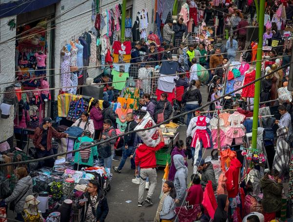 Algunos locales en el sector de San Victorino han tenido que cerrar por la crisis en ventas que se esta viviendo en este sector. Bogotá 16 de octubre del 2024 . FOTO MAURICIO MORENO CEET EL TIEMPO