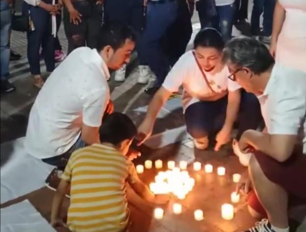 Velatón para pedir la liberación de las dos menores