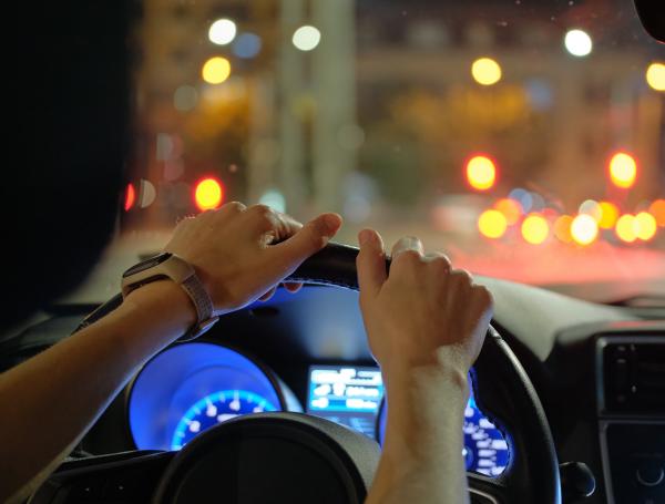 Conducir de noche es nueve veces más peligroso que hacerlo de día, según el informe.