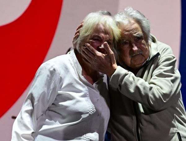 El expresidente uruguayo (2010-2015) José Mujica y su esposa Lucía Topolansky.