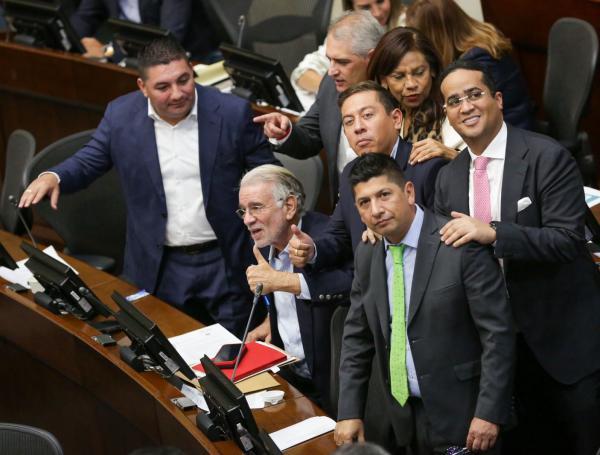 Los gobernadores Carlos Amaya de Boyacá, Eduardo Verano de Atlántico y Andrés Julián Rendón durante la sesión del Senado.