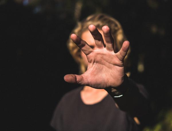 Si tiene sospechas de que un niño o adolescente es maltratado en su comunidad, alerte a las autoridades.