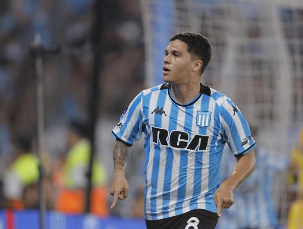 AME3546. AVELLANEDA (ARGENTINA), 31/10/2024.- Juan Fernando Quintero de Racing celebra un gol ante Corinthians este jueves, en un partido de las semifinales de la Copa Sudamericana entre Racing y Corinthians, en el estadio Presidente Perón en Avellaneda (Argentina). EFE/ Juan Ignacio Roncoroni