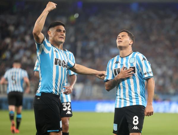 AME3546. AVELLANEDA (ARGENTINA), 31/10/2024.- Juan Fernando Quintero (d) de Racing celebra con sus compañeros un gol ante Corinthians este jueves, en un partido de las semifinales de la Copa Sudamericana entre Racing y Corinthians, en el estadio Presidente Perón en Avellaneda (Argentina). EFE/ Juan Ignacio Roncoroni