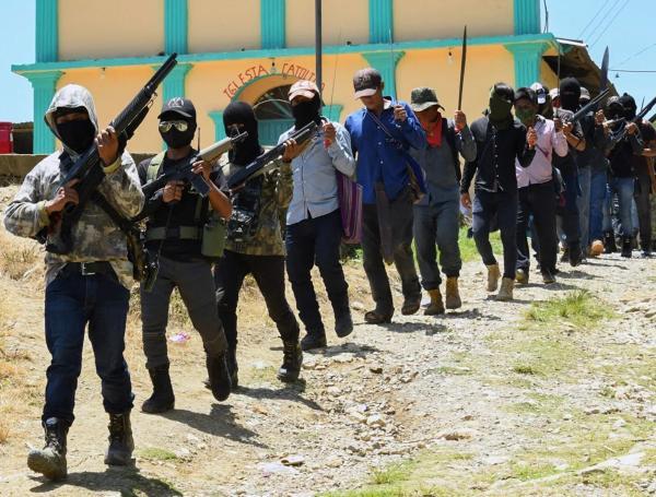 En México, los carteles son considerados el quinto empleador más grande del país, con hasta 185.000 miembros. En la foto, grupo de autodefensa denominado ‘El Machete’, en Chiapas.