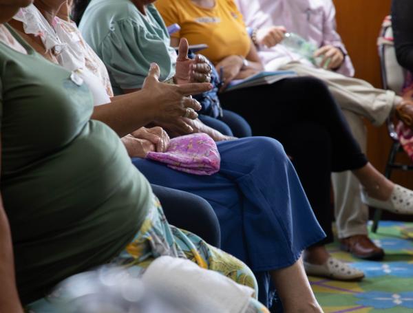 Más de 60 víctimas acreditadas en el Caso 07, que investiga el reclutamiento
y la utilización de niños y niñas, relataron los daños sufridos y presentaron
observaciones sobre las versiones rendidas por 25 exintegrantes del Bloque
Oriental de las extintas Farc-EP.