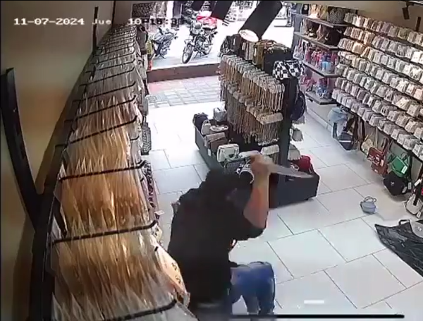 El hombre atacó a la mujer con un cuchillo al interior de un local comercial del corregimiento de San Cristobal.