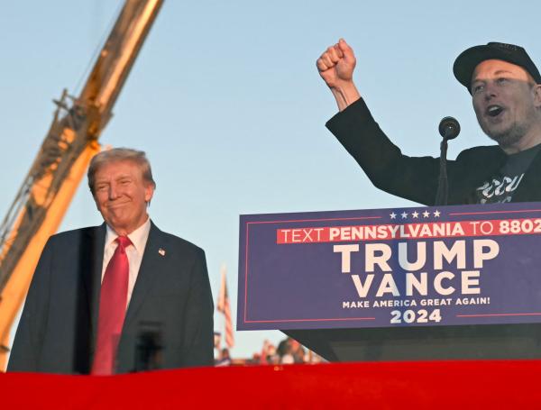 Elon Musk y Donald Trump durante un acto de campaña del republicano.
