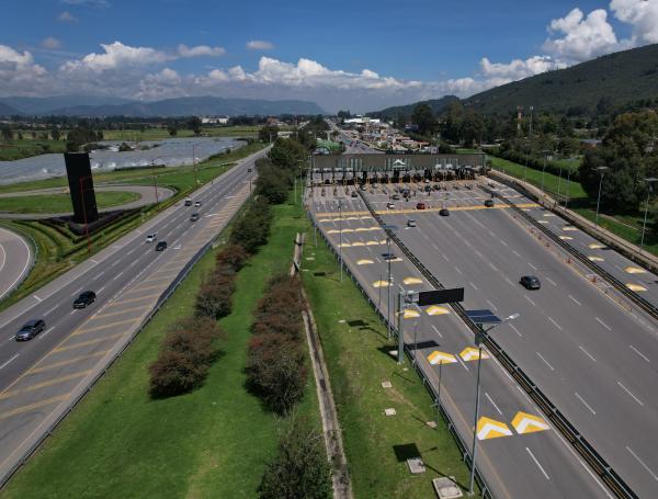 Este es el panorama en la autopista norte a la salida de Bogotá en el plan éxodo donde se prevé la salida de automotora en este puente festivo de la capital . Bogotá 9 de noviembre del 2024 .FOTO MAURICIO MORENO CEET EL TIEMPO @mauriciomorenofoto