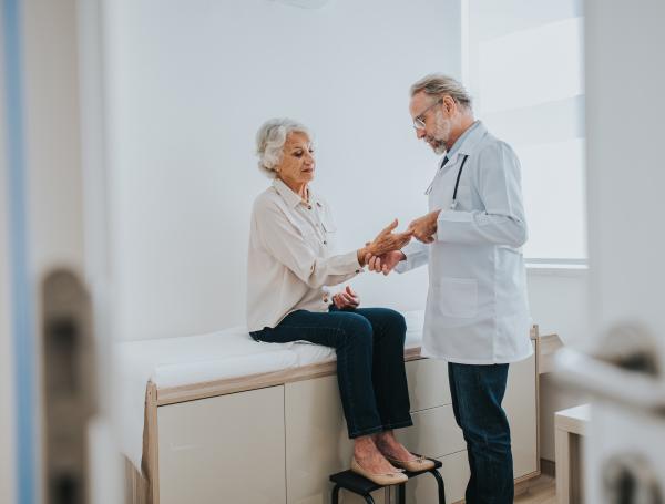 Debe consultar al médico si el dolor es muy fuerte.