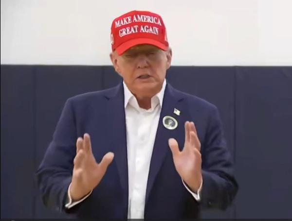 Captura de pantalla donde se observa al expresidente de EE.UU. y candidato republicano, Donald Trump, junto a su esposa, Melania Trump, luego de depositar su voto, este martes, en el Mandel Recreation Center de Palm Beach, en Florida (Estados Unidos). El expresidente de EE.UU. y candidato republicano, Donald Trump, depositó este martes su voto para las elecciones presidenciales en un recinto electoral de Palm Beach, Florida, donde tiene fijada su residencia, y afirmó que "esta noche va a ser una gran victoria". EFE/ Pool Donald Trump SOLO USO EDITORIAL/SOLO DISPONIBLE PARA ILUSTRAR LA NOTICIA QUE ACOMPAÑA (CRÉDITO OBLIGATORIO)