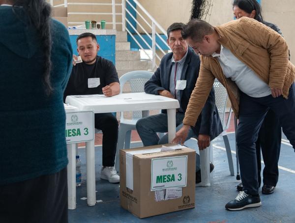 Colombianos vuelven a las urnas este domingo.