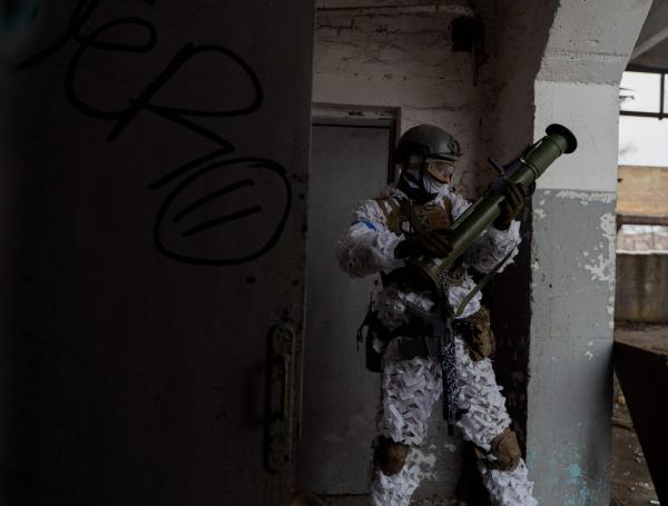 Un civil ucraniano viste uniforme y es entrenado por las Fuerzas Armadas.