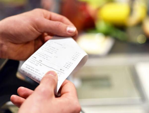 Siempre rompa las etiquetas y facturas de compra, antes de botarlas.