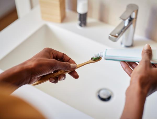 Debe seguir ciertos hábitos saludables para mantener los dientes sanos.