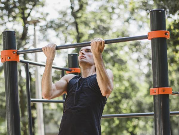 El 'dead hang' se caracteriza por mejorar la fuerza a través de una contracción muscular isométrica.
