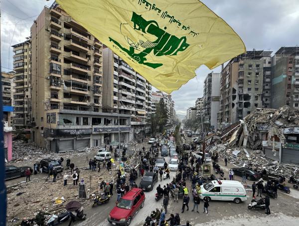 Libaneses, que ondean banderas de Hezbolá, celebran el alto al fuego con Israel.