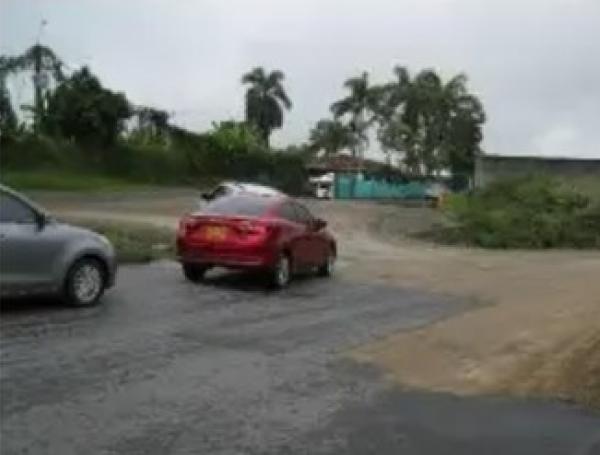 Tramo de la inconclusa avenida Los Colibríes, en Pereira.