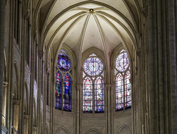 Paris (France), 29/11/2024.- Vista del altar diseñado por el artista y diseñador francés Guillaume Bardet de la catedral de Notre-Dame de París en París, Francia, 29 de noviembre de 2024.