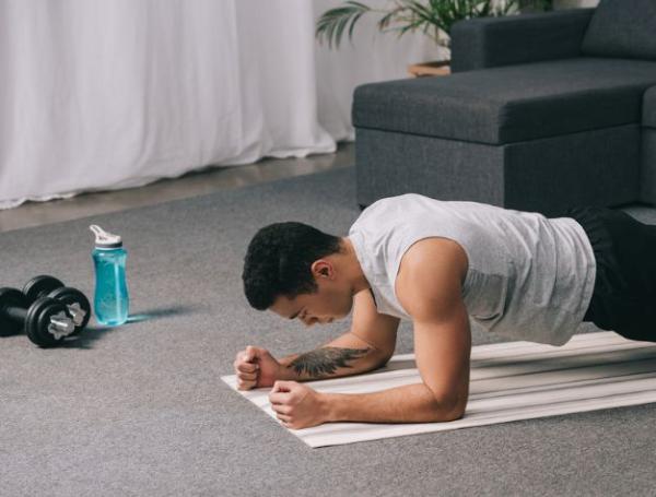 La plancha abdominal ayuda a tener un abdomen plano.