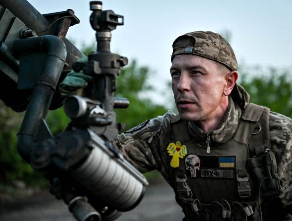 Un militar de la unidad de voluntarios Lobos de la Estepa mira a través de un dispositivo de observación instalado en los tubos de lanzamiento de unos cohetes Grad capturados a las tropas rusas en Zaporizhia.