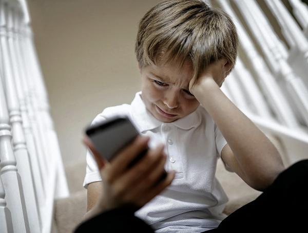 De acuerdo con expertos, el uso redes sociales en niños trae riesgos psicológicos y emocionales.