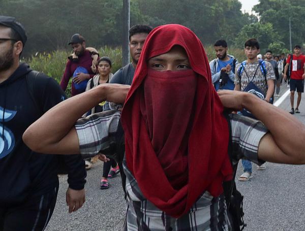 Migrantes caminan hacia la frontera con Estados Unidos este lunes, en el municipio de Huehuetán (México). Una caravana de 1.500 migrantes partió de la frontera sur de México a pesar de las declaraciones del presidente electo de Estados Unidos, Donald Trump, y la presidenta mexicana, Claudia Sheinbaum, quien aseguró la semana pasada que estos grupos ya no llegan al límite norte del país. EFE/ Juan Manuel Blanco