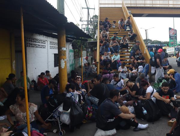 MEX6717. HUEHUETÁN (MÉXICO), 02/12/2024.- Migrantes descansan sobre una vía este lunes, en el municipio de Huehuetán (México). Una caravana de 1.500 migrantes partió de la frontera sur de México a pesar de las declaraciones del presidente electo de Estados Unidos, Donald Trump, y la presidenta mexicana, Claudia Sheinbaum, quien aseguró la semana pasada que estos grupos ya no llegan al límite norte del país. EFE/ Juan Manuel Blanco