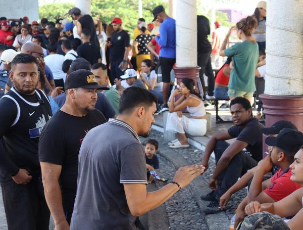 MEX6555. TAPACHULA (MÉXICO), 01/12/2024.- Migrantes se reúnen este domingo en una plaza de Tapachula (México). Más de 2.000 migrantes se alistan para integrar una nueva caravana que saldrá caminado en las primeras horas del lunes desde Tapachula, frontera con Guatemala, para intentar llegar a Estados Unidos. EFE/Juan Manuel Blanco