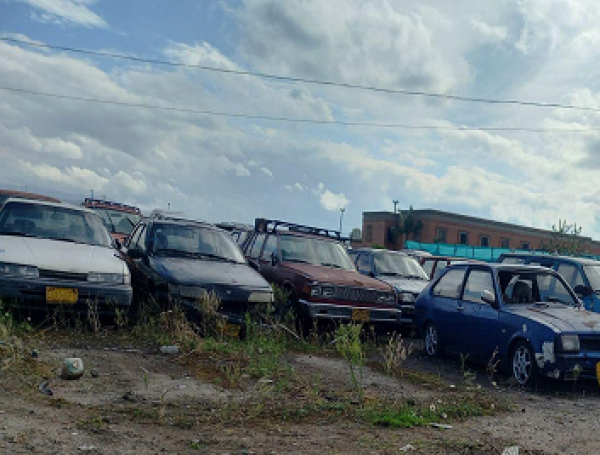 Carros abandonados por sus dueños en patios serán subastados.