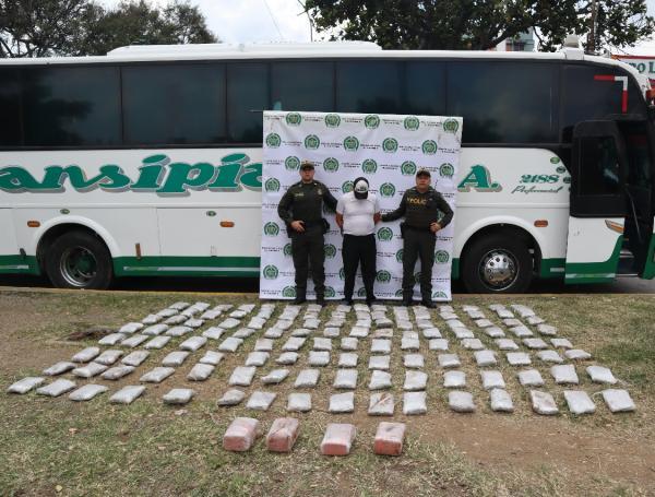 Bus incautado con droga en Cali.