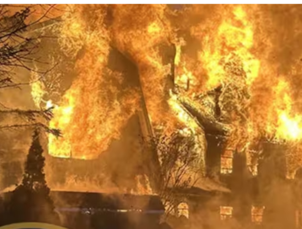 Incendio en mansión por culpa de un pavo.