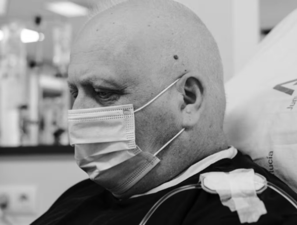 Hombre con cáncer de mama