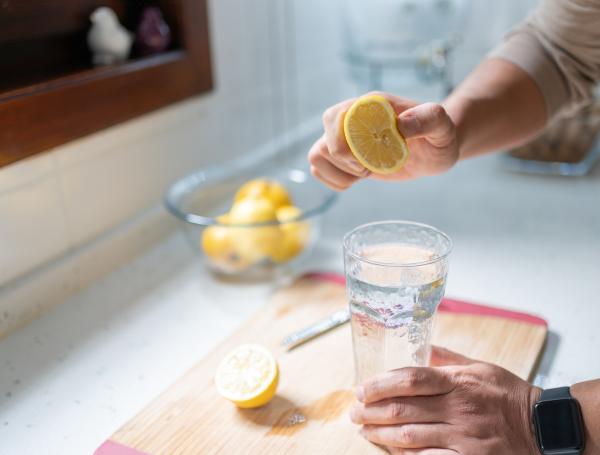 Agua con limón